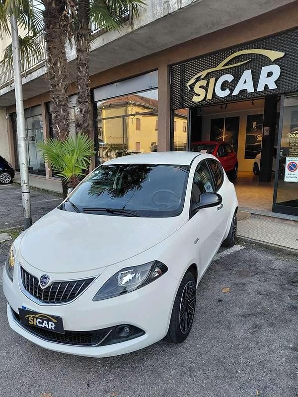 Usata Lancia Ypsilon Gold 69 CV (50 kW) 2023 Bianco Utilitaria