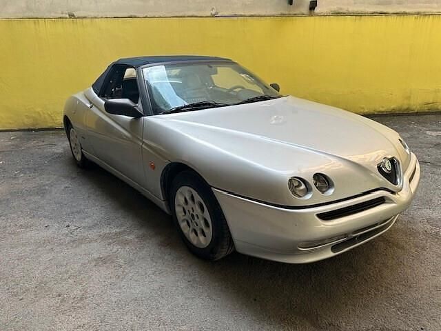 Begagnad Alfa Romeo Spider 155 HK (114 kW) 1999 Silver Cab