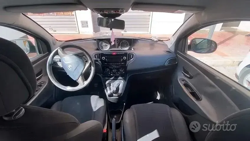Usata Lancia Ypsilon Gold 95 CV (69 kW) 2015 Nero Utilitaria