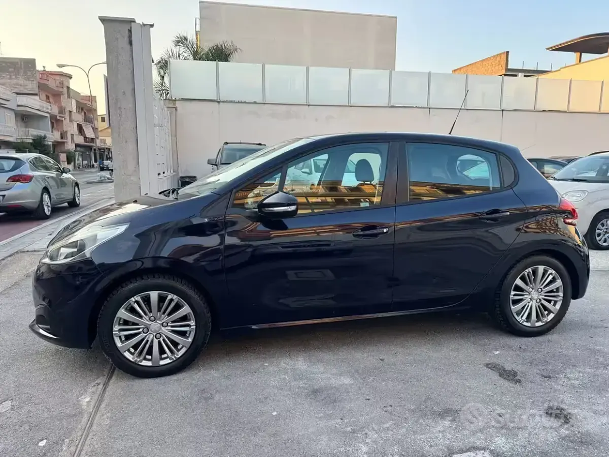 Usata Peugeot 208 Allure 82 CV (60 kW) 2018 Bluazzurro Utilitaria