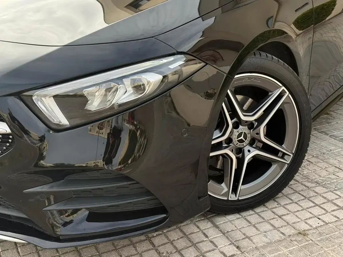 Gebraucht Mercedes A180 Premium 116 PS (85 kW) 2020 Schwarz Limousine