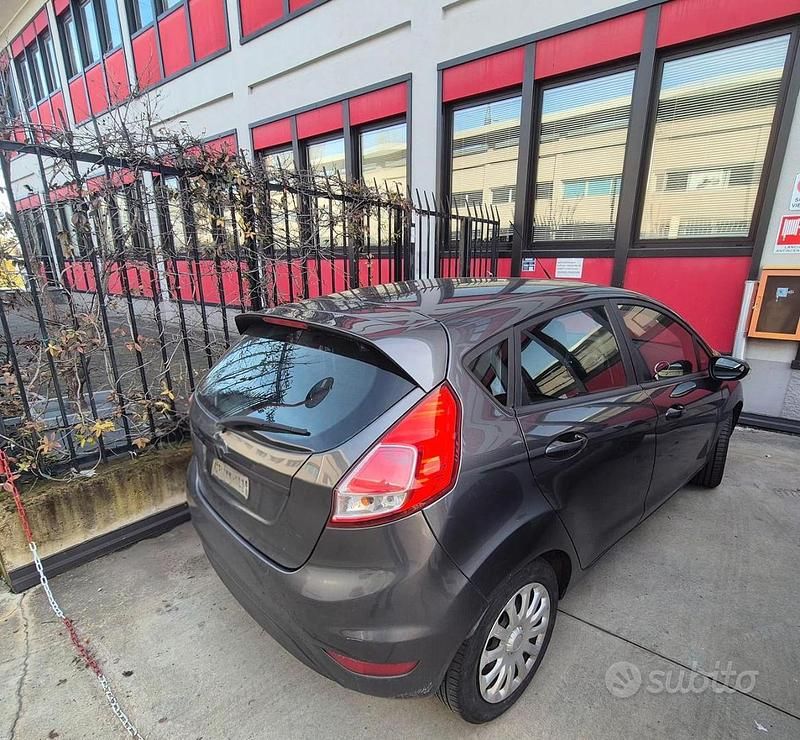 Usata Ford Fiesta 75 CV (55 kW) 2016 Grigio Berlina