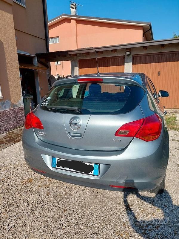 Usata Opel Astra 110 CV (80 kW) 2010 Grigio Berlina