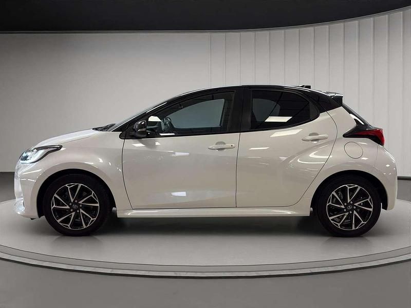 Usata Toyota Yaris Hybrid Style 116 CV (85 kW) 2021 Bianca e nera Utilitaria