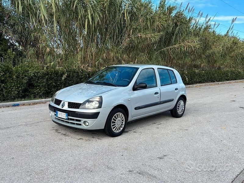 Usata Renault Clio II 68 CV (50 kW) 2005 Grigio Berlina