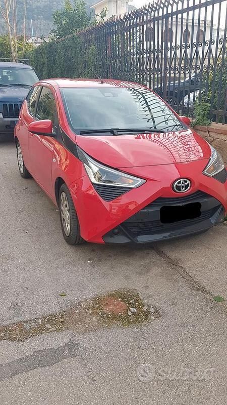 Usata Toyota Aygo Cool 72 CV (52 kW) 2021 Rosso Utilitaria