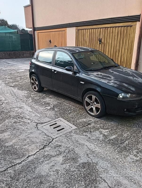 Usata Alfa Romeo 147 120 CV (88 kW) 2006 Nero Utilitaria