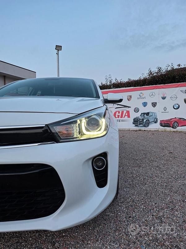 Usata Kia Rio 77 CV (56 kW) 2017 Bianco Berlina