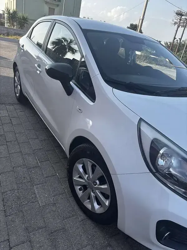 Usata Kia Rio 75 CV (55 kW) 2015 Berlina