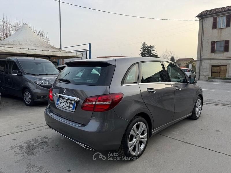 Käytetty Mercedes B160 Executive 109 HP (80 kW) 2016 Harmaa Tila-auto