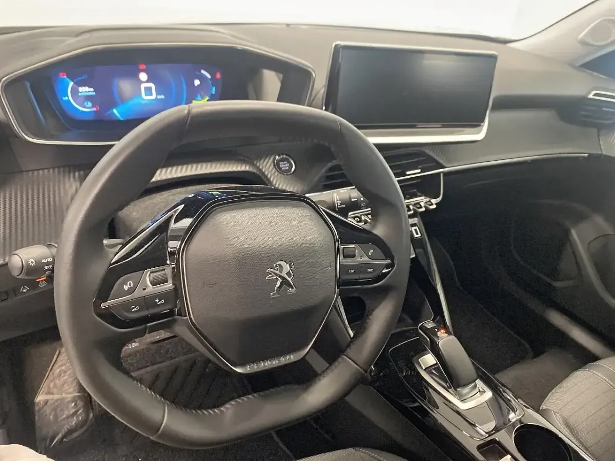 Usata Peugeot e-2008 Allure 100 kW (136 CV) 2021 Bianco SUV