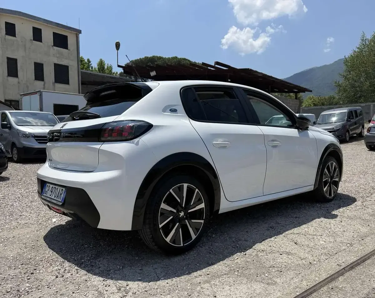 Usata Peugeot e-208 56 kW (77 CV) 2023 Bianco Utilitaria