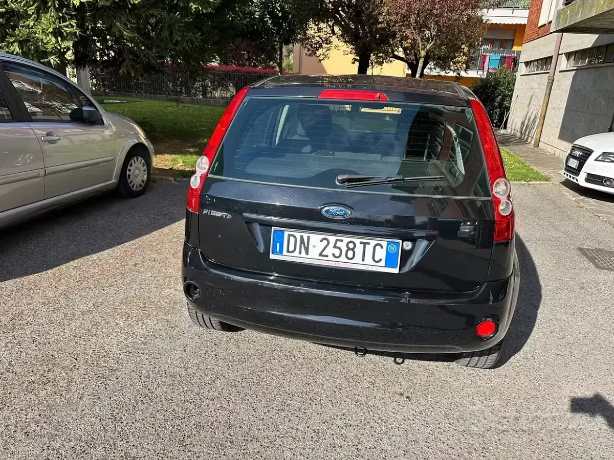Begagnad Ford Fiesta Ghia 75 HK (55 kW) 2008 Svart Halvkombi