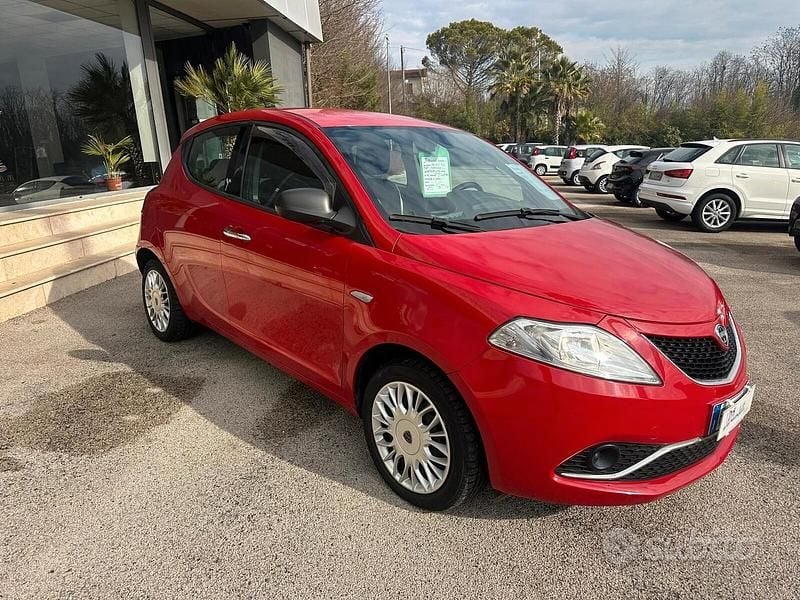 Usata Lancia Ypsilon Gold 95 CV (69 kW) 2017 Rosso Utilitaria