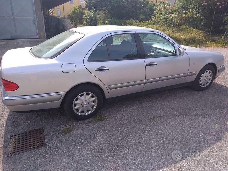 Usata Mercedes E250 Elegance 113 CV (83 kW) 1996 Berlina