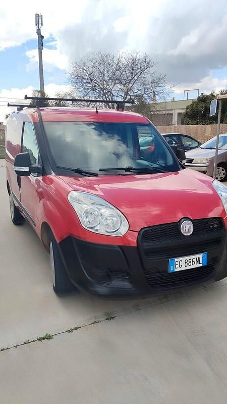 Usata Fiat Doblò 90 CV (66 kW) 2011 Rosso Monovolume