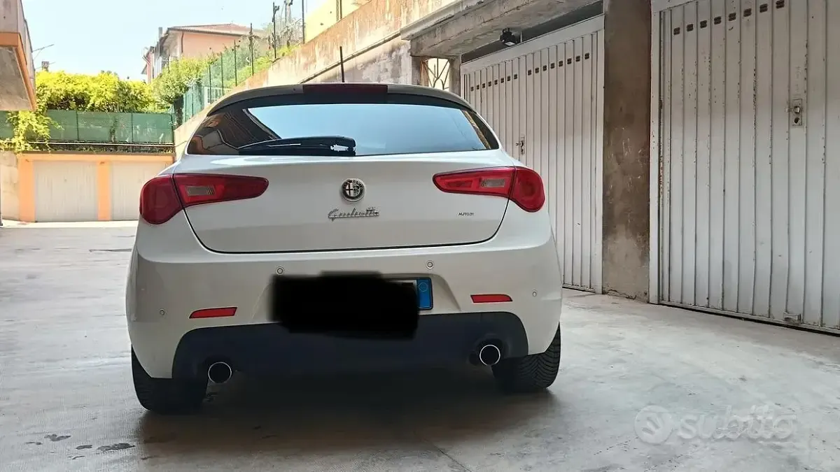 Usata Alfa Romeo Giulietta Exclusive 140 CV (102 kW) 2012 Bianco Utilitaria