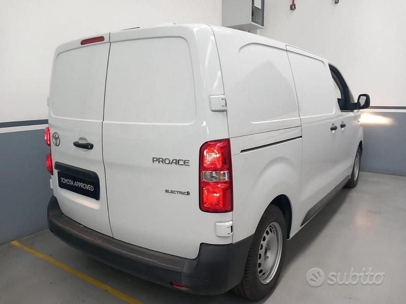 Usata Toyota Proace 100 kW (136 CV) 2024 Solid white Monovolume