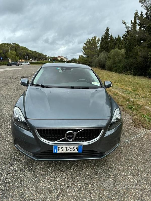 Grigio Usata 2018 Volvo V40 Business Edition Tre volumi | 10.500 € (Ottimo prezzo) - Immagine 1/4