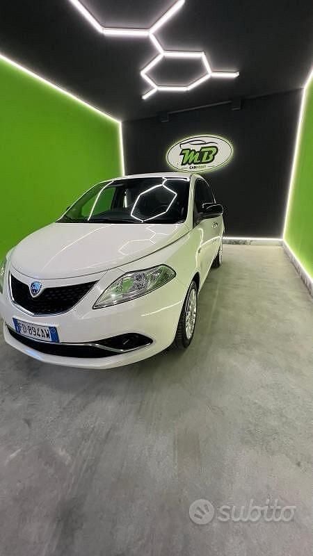 Usata Lancia Ypsilon Platinum 69 CV (50 kW) 2016 Bianco Utilitaria