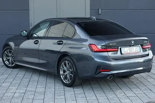 Usata BMW 318 Efficient Dynamics 150 CV (110 kW) 2022 Grigio metallizzato Berlina