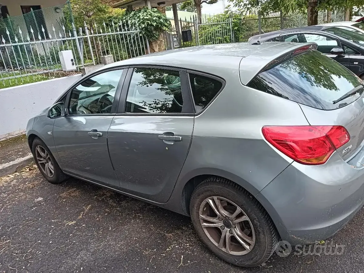 Usata Opel Astra 110 CV (80 kW) 2010 Grigio Berlina