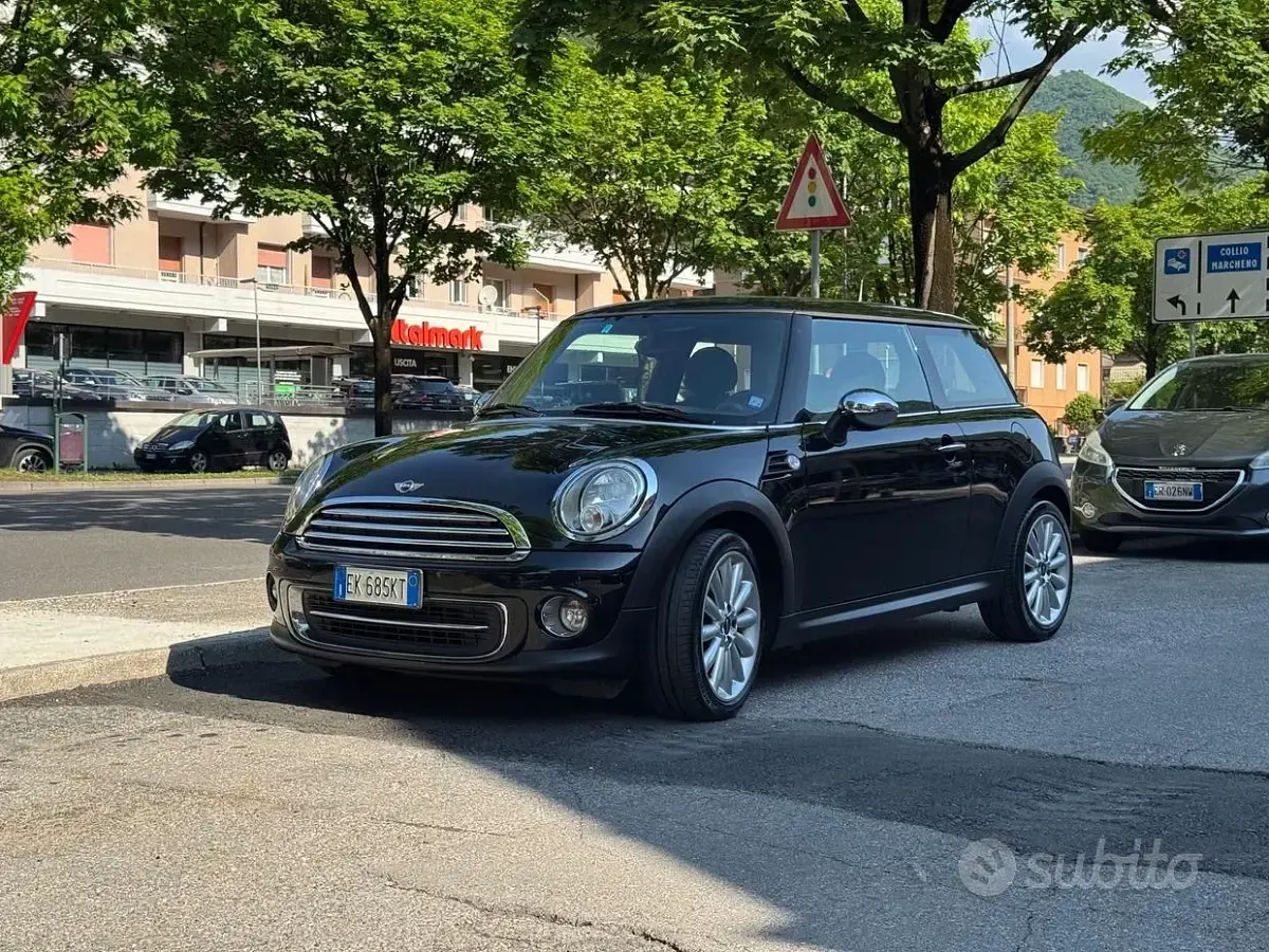 Usata Mini Cooper 122 CV (89 kW) 2011 Nero Utilitaria