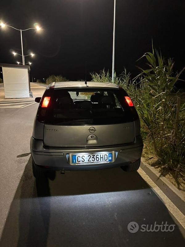 Usata Opel Corsa 100 CV (73 kW) 2004 Berlina