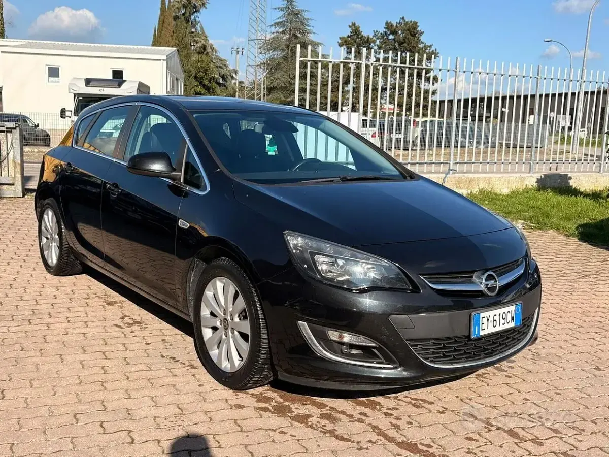 Usata Opel Astra Cosmo 110 CV (80 kW) 2015 Nero Berlina