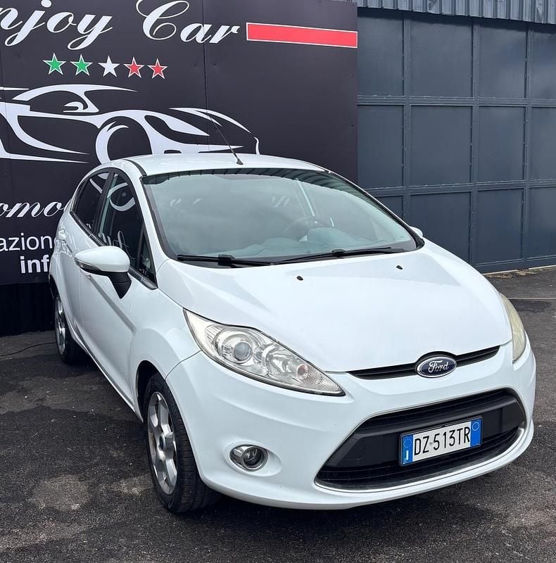 Usata Ford Fiesta Titanium 67 CV (49 kW) 2011 Bianco Utilitaria