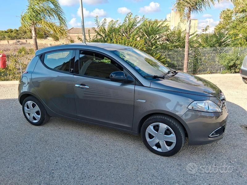 Usata Lancia Ypsilon Silver 69 CV (50 kW) 2013 Grigio Utilitaria