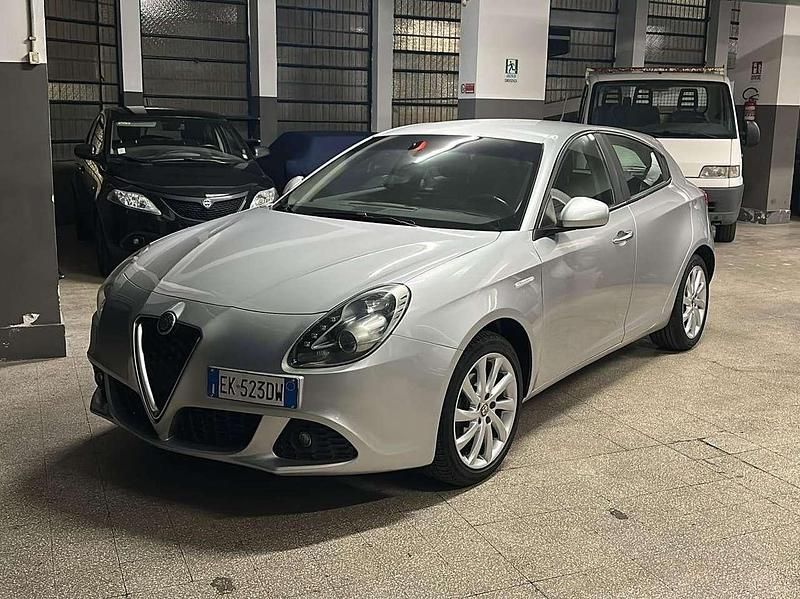 Usata Alfa Romeo Giulietta Distinctive 105 CV (77 kW) 2011 Argento Berlina