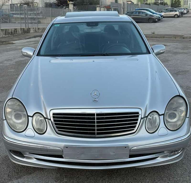 Usata 2005 Mercedes E220 Elegance Tre volumi | 2399 € (Ottimo prezzo) - Immagine 1/4