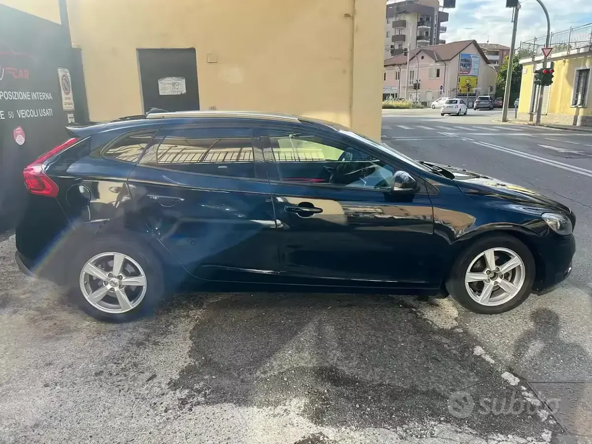 Usata Volvo V40 Inscription 120 CV (88 kW) 2018 Nero Berlina