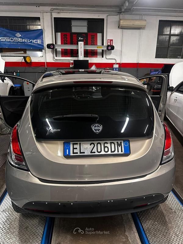 Usata Lancia Ypsilon 69 CV (50 kW) 2012 Oro Utilitaria