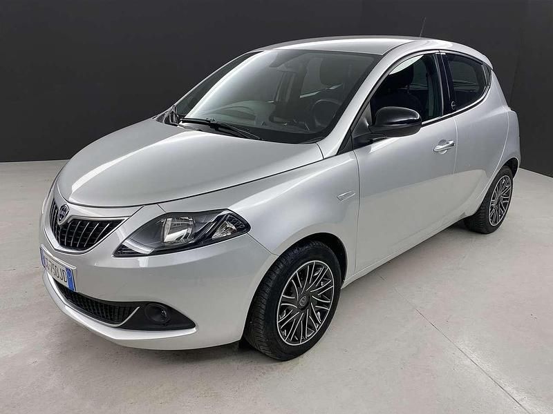 Usata Lancia Ypsilon Gold 69 CV (50 kW) 2021 Grigio argento Utilitaria