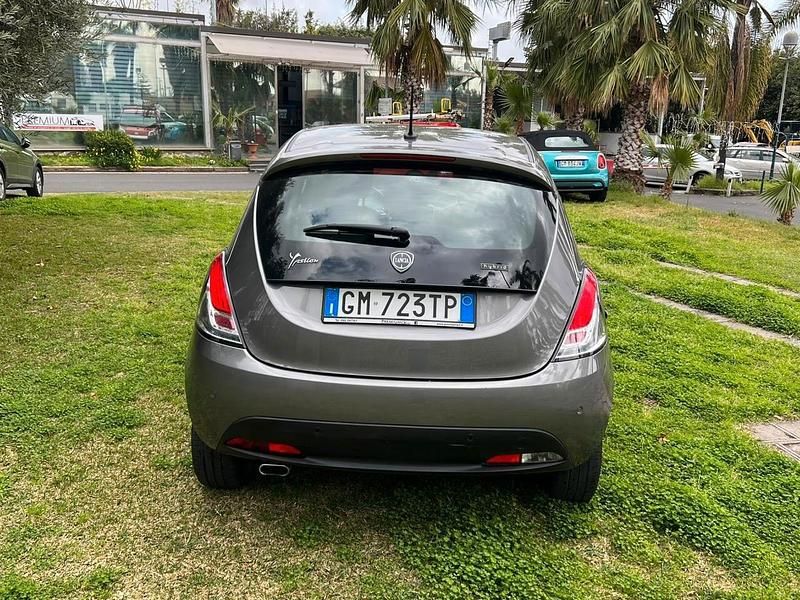 Usata Lancia Ypsilon Gold 69 CV (50 kW) 2023 Grigio Utilitaria