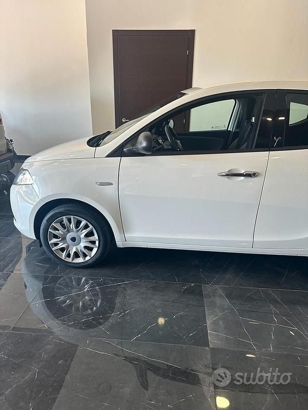 Usata Lancia Ypsilon 74 CV (54 kW) 2012 Bianco Utilitaria