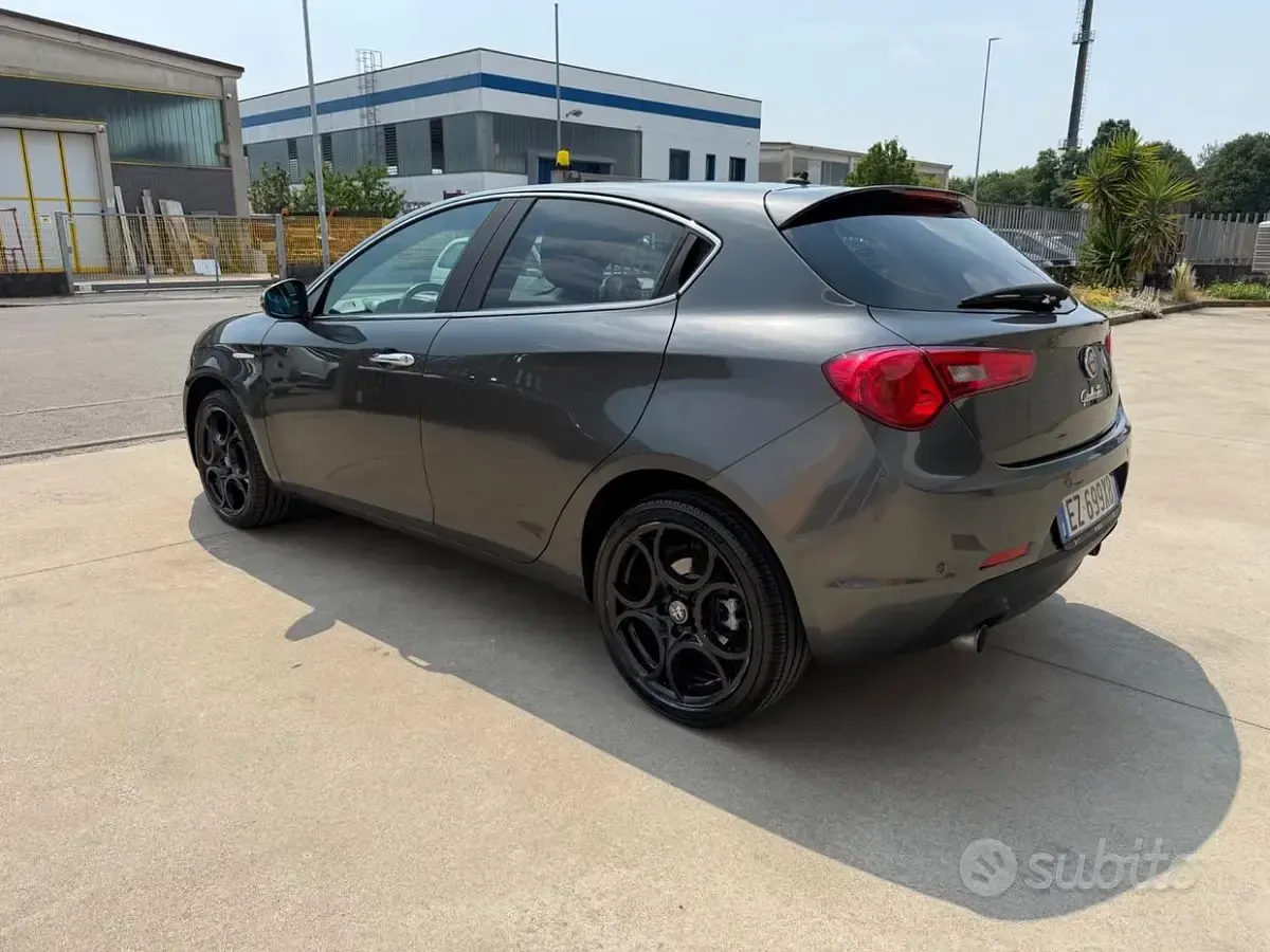 Usata Alfa Romeo Giulietta Exclusive 175 CV (128 kW) 2015 Grigio Utilitaria