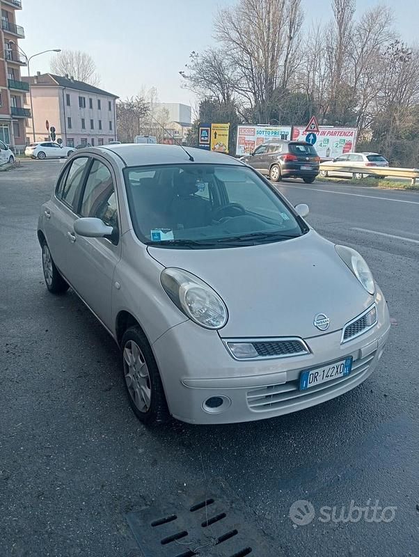 Beige Usata 2008 Nissan Micra Tre volumi | 3100 € (Buon prezzo) - Immagine 1/4