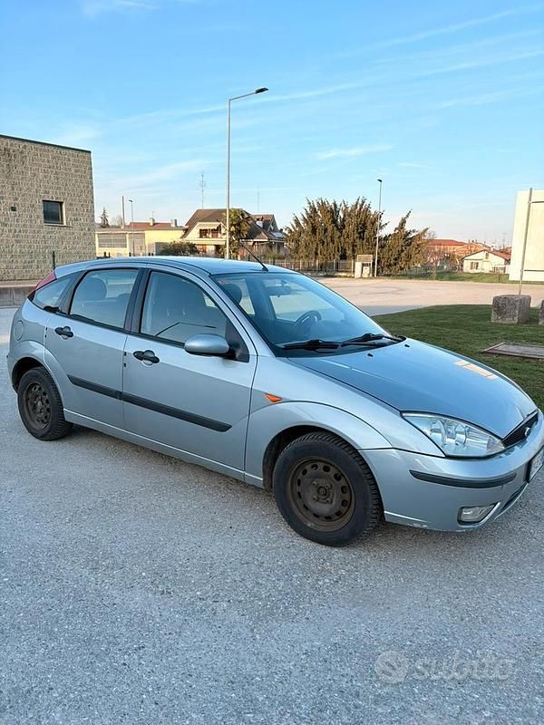 Begagnad Ford Focus 116 HK (85 kW) 2003 Grå Sedan