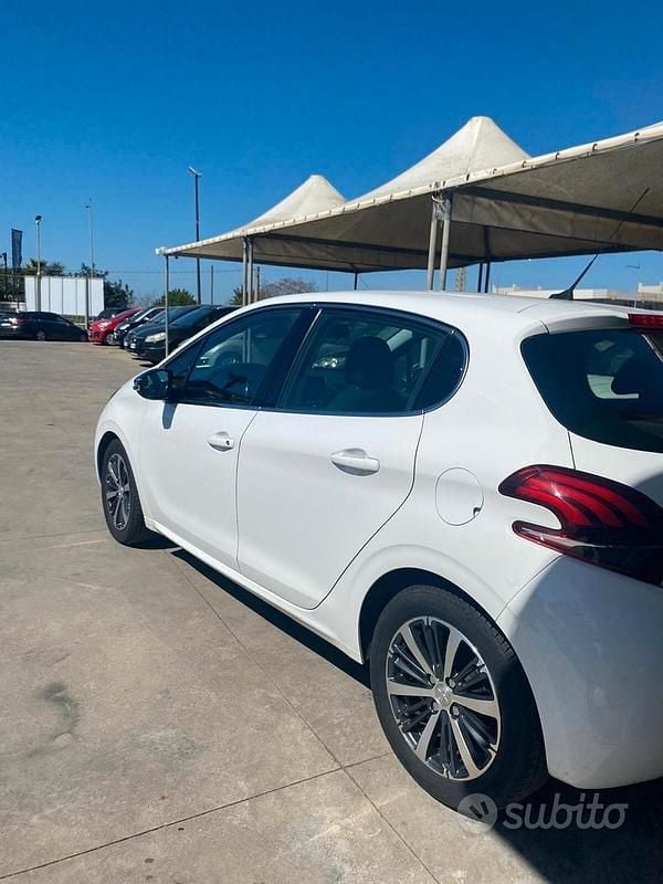 Gebraucht Peugeot 208 Allure 75 PS (55 kW) 2017 Weiß Kleinwagen