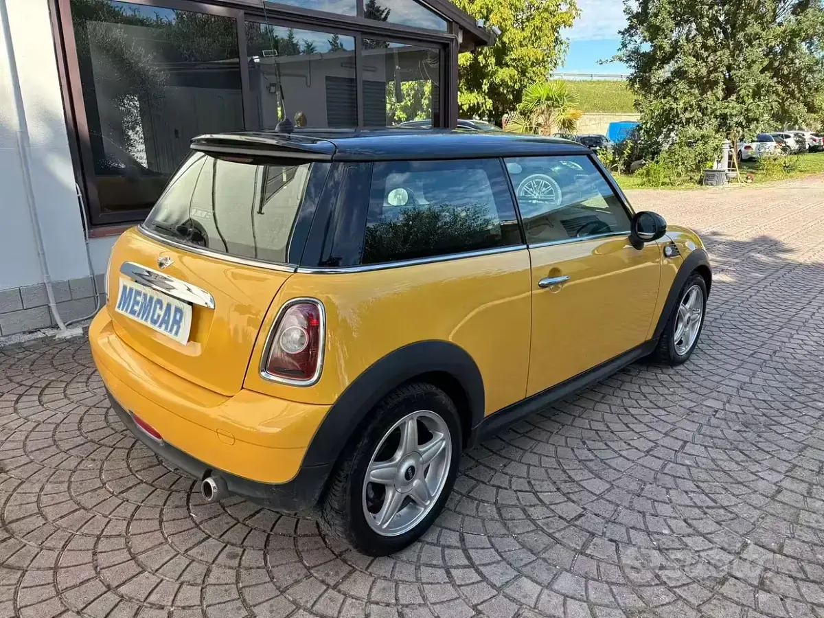 Usata Mini Cooper 109 CV (80 kW) 2010 Giallo Utilitaria