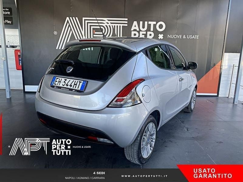 Usado Lancia Ypsilon Gold 69 HP (50 kW) 2012 Cinzento Citadino