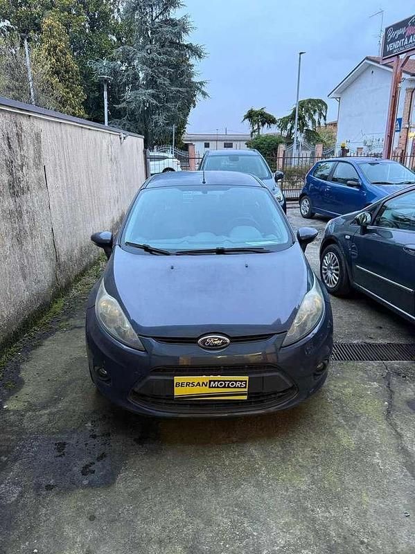 Usata Ford Fiesta 69 CV (50 kW) 2011 Grigio Utilitaria
