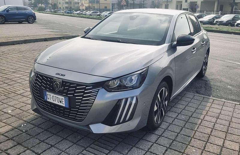 Usata Peugeot 208 Allure 101 CV (74 kW) 2024 Grigio Utilitaria