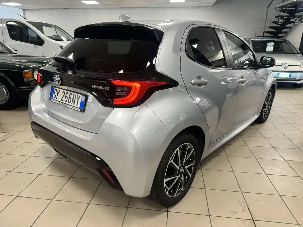 Usata Toyota Yaris Hybrid Lounge 92 CV (67 kW) 2022 Argento Berlina