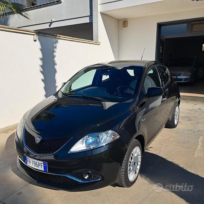 Usata Lancia Ypsilon Platinum 69 CV (50 kW) 2017 Nero Utilitaria
