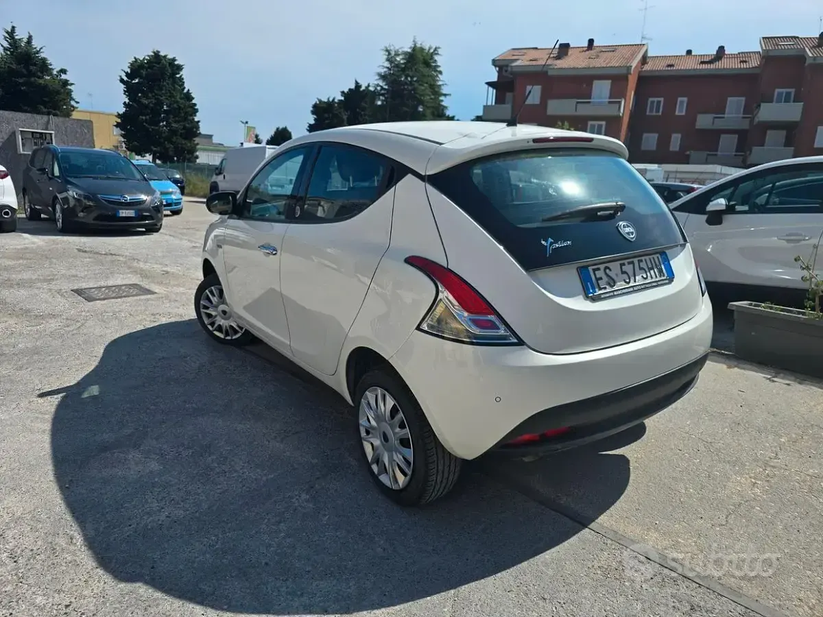 Usata Lancia Ypsilon 85 CV (62 kW) 2013 Bianco Utilitaria
