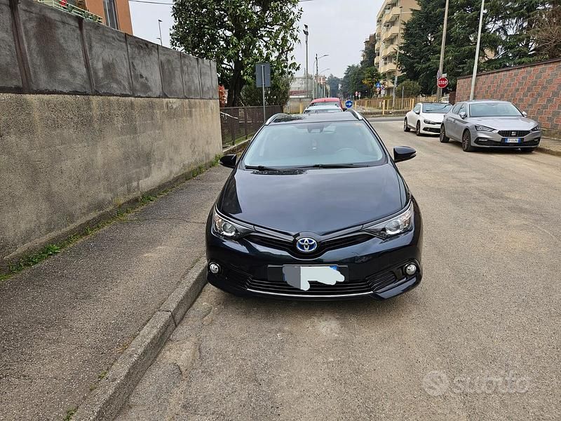 Usata Toyota Auris Hybrid 99 CV (72 kW) 2016 Nero Station wagon